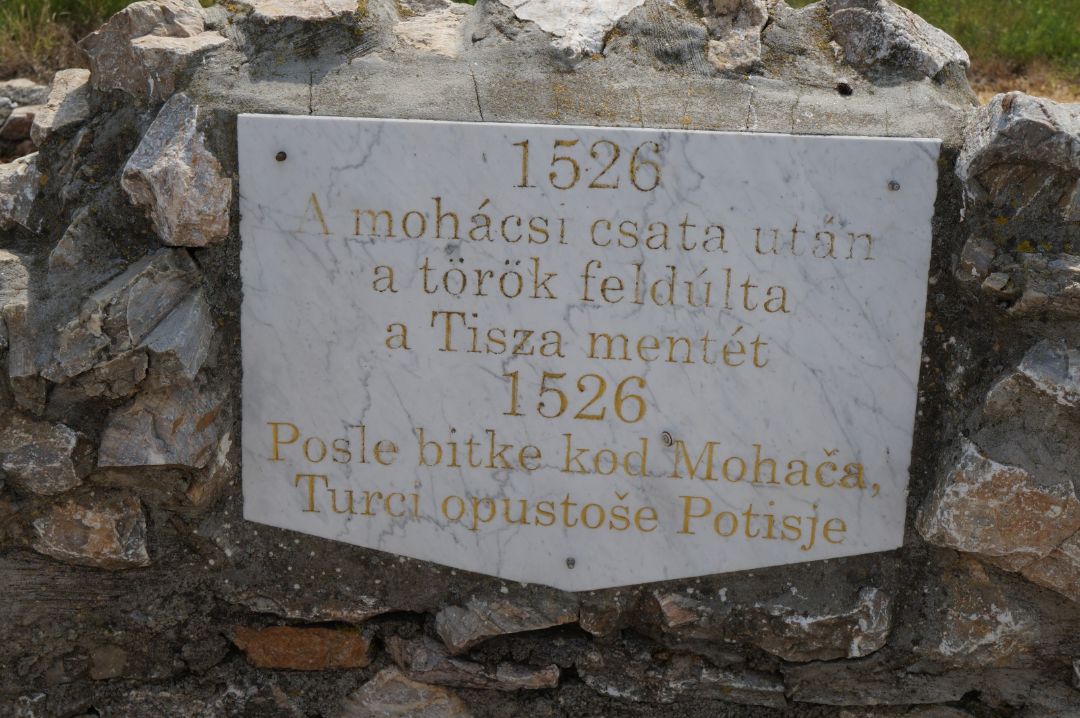 Plaque in memory of the period after the Battle of Moh&aacute;cs